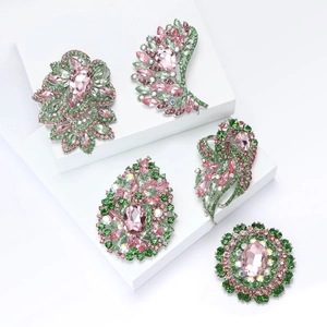 Set de 5 broches en cristal avec strass roses et verts sur supports blancs épurés