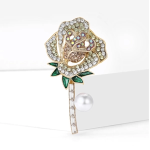 Elegante gouden roos broche met sprankelende strassteentjes en een groot parel-accent