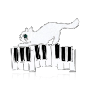 Broche en émail chat blanc jouant du piano avec des yeux en cristal vert pour femme