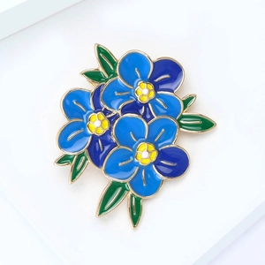Eleganter Emaille-Blumen-Brosche mit blauen Blüten und grünen Blättern in Goldfassung