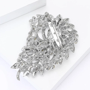 Détail d'une broche en alliage argenté avec strass en cristal et fermoir de sécurité