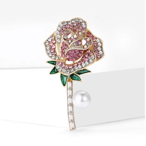 Elegante rozenbroche met roze strassteentjes, groene emaille bladeren en witte parel