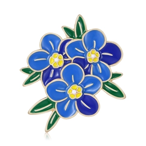 Eleganter blauer Emaille-Blumen-Anstecker mit goldenen Blättern auf weißem Hintergrund