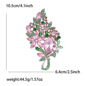 Vue détaillée de la grande broche florale avec cristal dimensions 10,5cm par 6,4cm