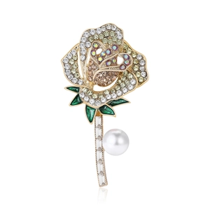 Elegante gouden roos broche met fonkelende steentjes en witte parel op witte achtergrond