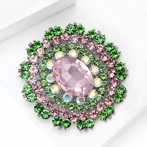 Vue macro d'une broche fleur en cristal rose et vert avec sertissage à griffes