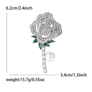 Elegante rozenbroche met strass en witte parel op witte achtergrond met afmetingen