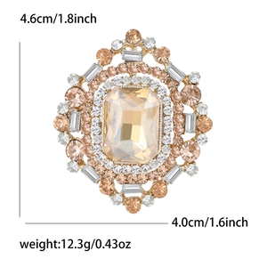Détail de la broche en cristal champagne avec dimensions 4,6cm de hauteur et 4,0cm de largeur