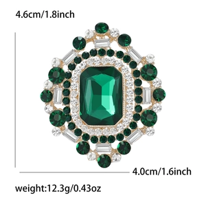 Vue détaillée de la broche de luxe en cristal vert avec dimensions 4,6cm x 4,0cm et 12,3g