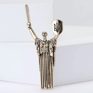 Detail van vintage bronzen Oekraïne godin broche met schild en zwaard op witte basis
