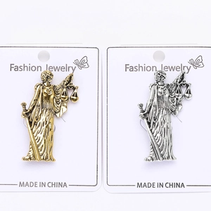 Détails des broches Lady Justice en or et argent avec épée et balance sur carton