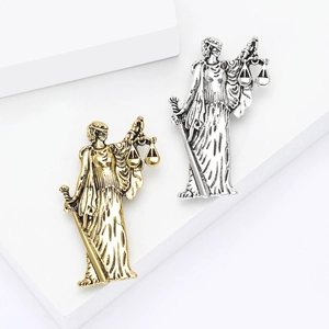 Broche Dame Justice en alliage finitions or et argent avec balance et épée sacrée