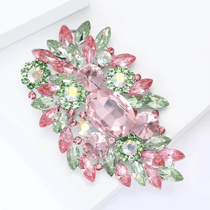 Détail macro d'une broche fleur en cristal bohème aux pierres roses et vertes