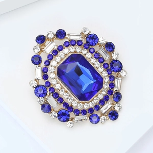 Gros plan d'une broche vintage de luxe avec cristal bleu profond et placage d'or