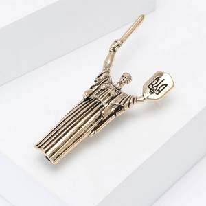 Macro detail van de emaille Moederland-standbeeld broche met zwaard en drietand