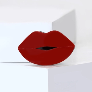 Vue détaillée de la broche créative lèvres en acrylique rouge avec finition brillante