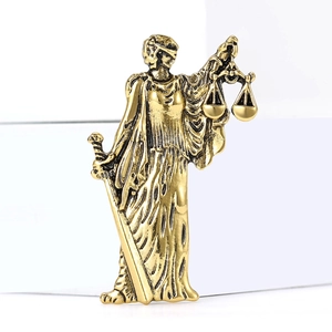 Broche déesse de la justice dorée vintage avec balance et épée sur fond blanc