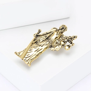 Détail de la broche Lady Justice en or vintage montrant le bandeau, la balance et l'épée