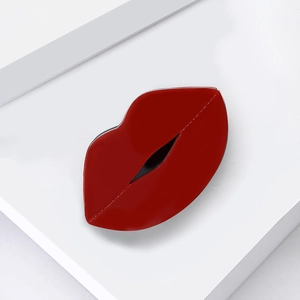 Broche créative lèvres rouges en acrylique brillant sur socle blanc minimaliste