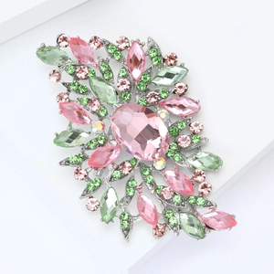 Détails de la broche fleur en cristal avec pierres marquises roses et vertes