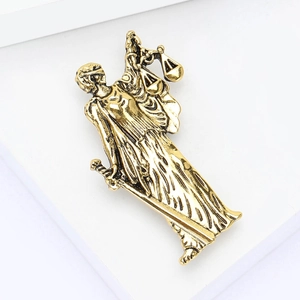 Détails de la broche Lady Justice en alliage doré vintage avec balance et épée