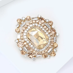 Détail d'une broche de luxe en strass champagne avec monture dorée et design vintage