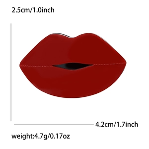 Broche créative en acrylique lèvres rouges pour femmes avec dimensions détaillées