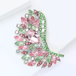 Vue détaillée de la broche papillon en argent ornée de cristaux roses et verts
