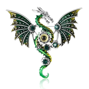 Spilla drago steampunk con cristalli color smeraldo e ingranaggi meccanici su bianco
