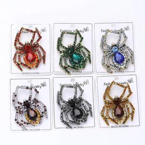 Detailansicht von sechs Vintage-Spinnenbrosche-Sets mit bunten Strasssteinen auf Karten