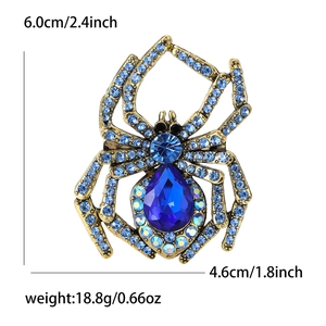 Detailansicht der blauen Strass-Spinnenbrosche mit präzisen Maßen von 6,0 cm mal 4,6 cm