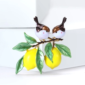 Broche citron en émail avec deux oiseaux sur une branche, design de fruits jaunes