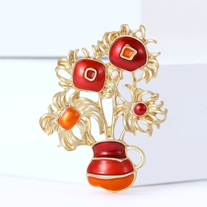 Broche vase tournesol élégante avec émail rouge et finition dorée sur socle blanc