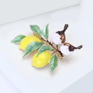 Broche branche de citron en émail avec oiseaux en alliage doré pour foulards