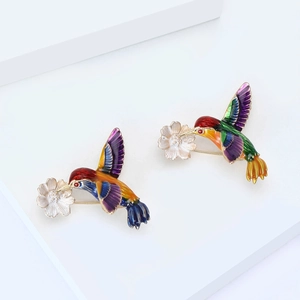 Set de broches colibri élégantes avec émail coloré et détail de fleurs blanches
