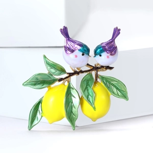 Broche émaillée citron et oiseaux avec dégradé violet vert sur fond blanc moderne