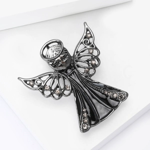 Dettaglio della spilla angelo in metallo nero con smalto nero e strass bianchi
