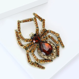 Detail der Vintage Spinne Brosche mit rotem Wassertropfen Stein und Strass