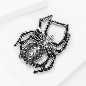 Detailansicht der Rückseite der Vintage Silber Spinne Brosche mit Nadel und Verschluss