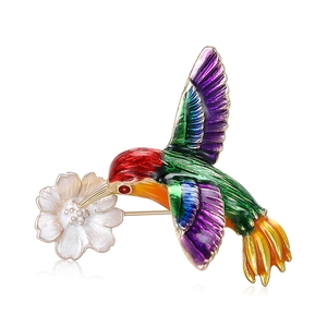 Broche colibri colorée en plein vol avec fleur, émail vibrant et finition métallique