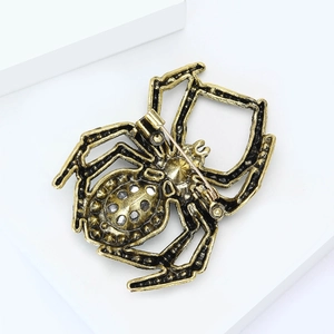 Makroansicht der Vintage Gold Spinne Brosche mit Strassbesatz und detaillierter Nadel