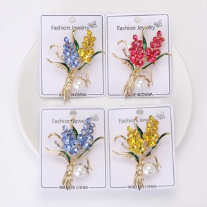 Vue détaillée de quatre broches en forme d'épi avec cristaux colorés et perles