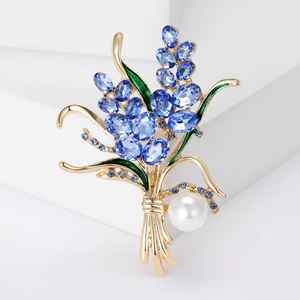 Détail de la broche épi de blé avec cristaux bleus, émail vert et une perle blanche ronde