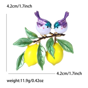 Charmante broche émaillée avec oiseaux et branche de citronnier au design d'été
