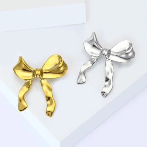 Ensemble de broches nœuds élégantes en alliage poli avec finition martelée en or et argent