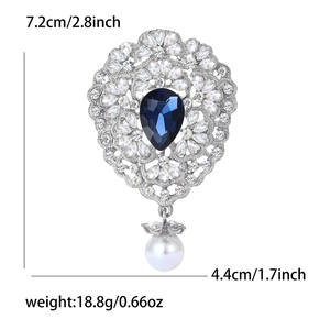 Vintage-Brosche in Silber mit marineblauem Glasanhänger, Kristallen und weißer Perle