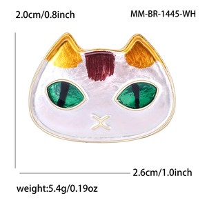 Niedliche weiße Katzen-Emaille-Brosche mit grünen Augen und goldenen Details, 2,6x2,0 cm