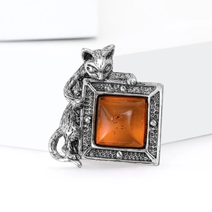 Broche chat vintage en argent avec cristal ambré dans un cadre géométrique pour femme