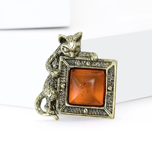 Broche chat vintage avec pierre ambrée carrée sur cadre en or antique