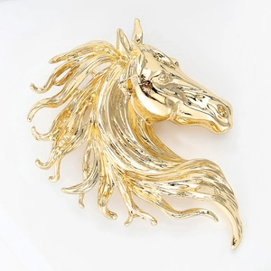 Detailansicht einer goldenen Pferdekopf-Brosche mit feiner Mähne und 3D-Reliefstruktur